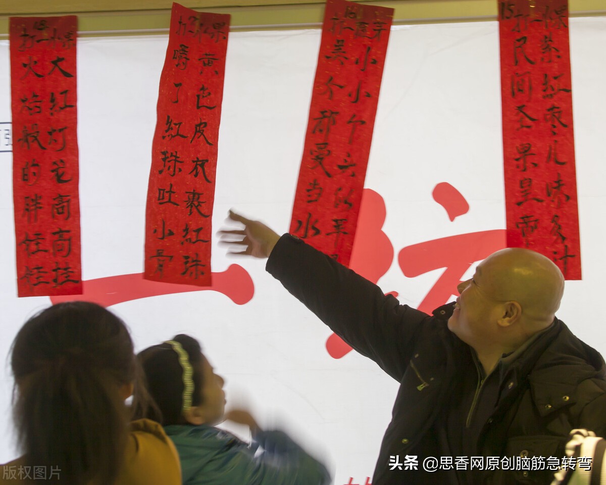 背背有些驼，牙齿生得多；虽然没头发，爱在头上摸（打一物）