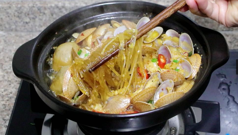 花甲粉丝家常做法可以放烤箱里面,想吃花甲粉丝自己在家也可以做