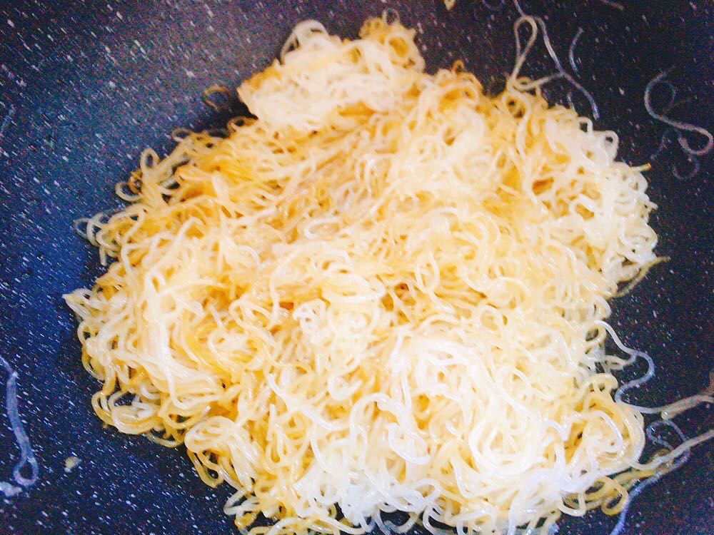 炒大锅米粉怎么炒不会粘在一起,广东米粉泡到什么程度才可以炒