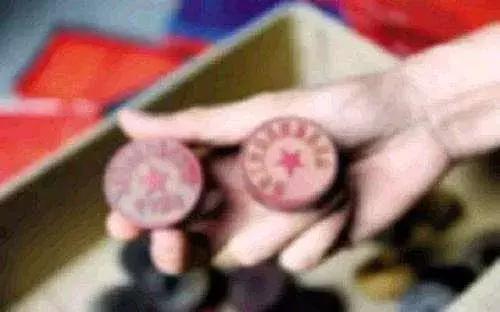 文盲*子骗**上演的荒诞闹剧：狂骗8200万三个“臭皮匠”撂倒银行“诸葛亮”