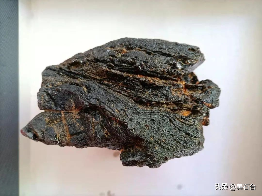 圆形黑色玻璃陨石100左右价格,最值钱的石头玻璃陨石