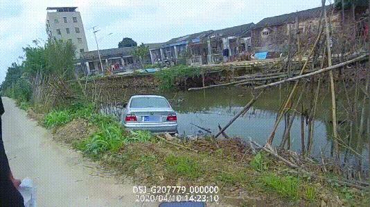 斗门8年驾龄老司机开宝马冲下鱼塘！河水即将淹没车顶，关键时刻死里逃生！