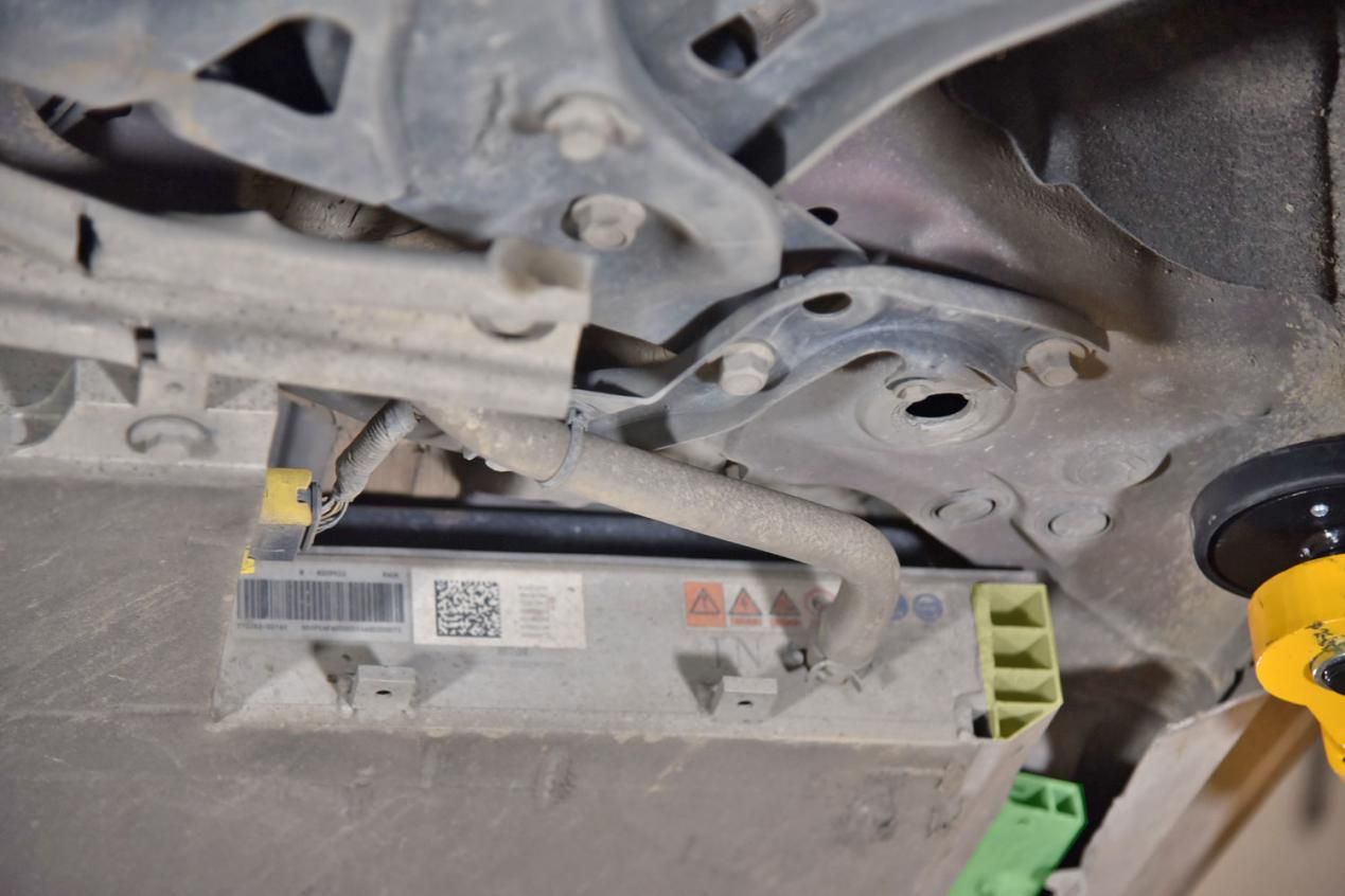 小鹏g3前后防撞梁拆解分析,小鹏g3i深度测评拆解