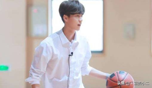 鹿晗的足球水平,鹿晗踢足球到底什么水平