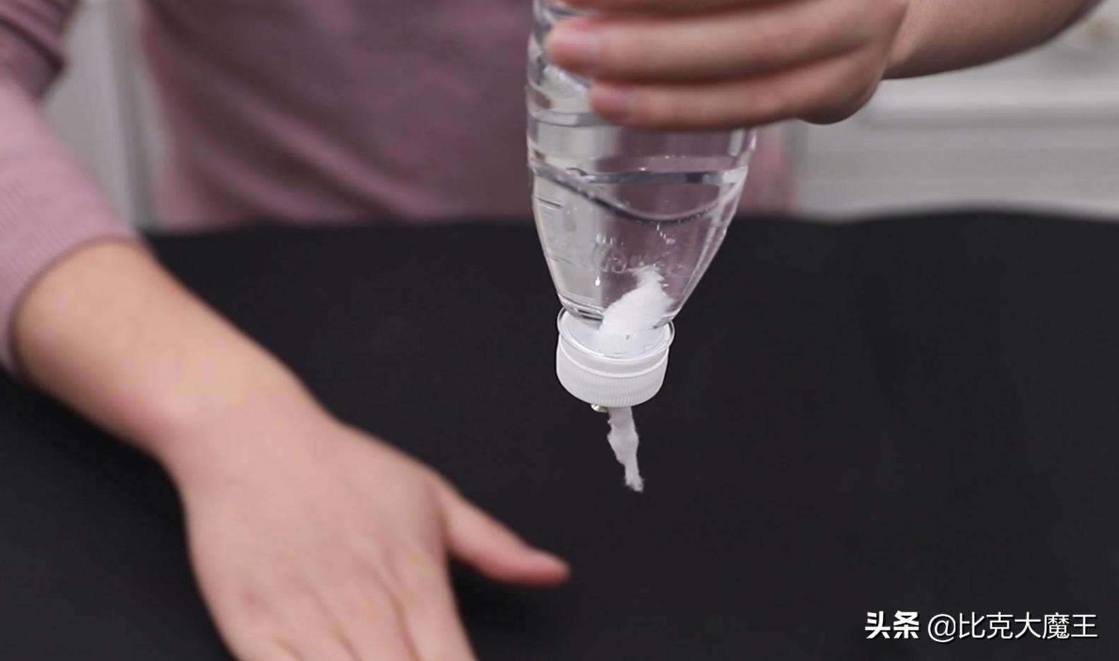 如何用塑料瓶制作自动浇花器,塑料瓶改成自动浇花器