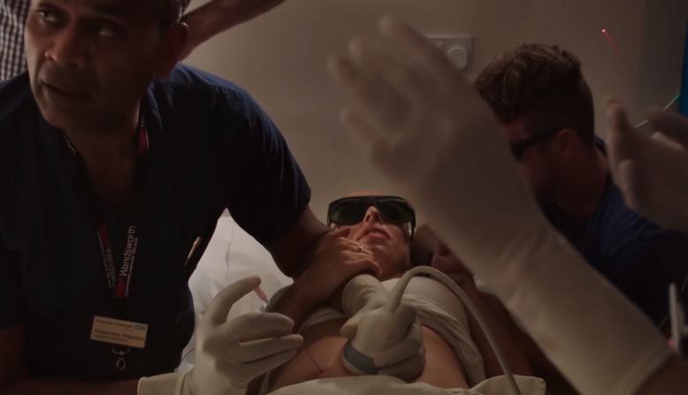 腹中胎儿长出肿瘤，孕妇忍着剧痛，给胎儿打麻药做手术