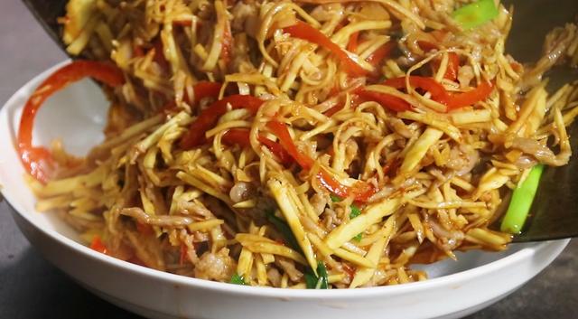 原来炒冬笋也有窍门，不用焯水，和它简单一做，好吃开胃又下饭