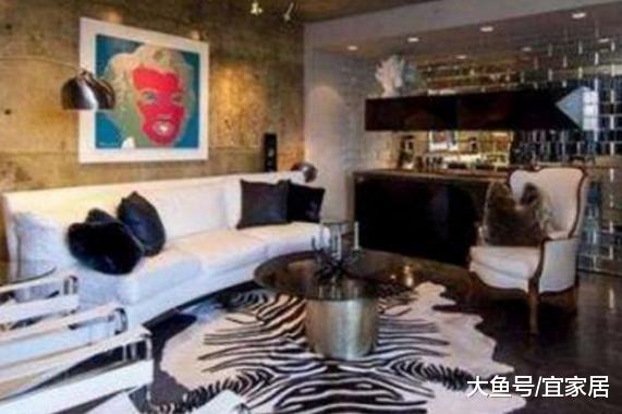 *小鹏李**晒出自己的豪宅，一家人住在豪华别墅，周围属于富人区