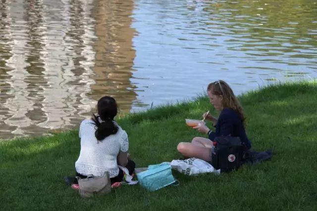 深夜除了晒烤串，还能晒太阳