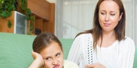 女孩夹腿是性意识萌发,两位妈妈的做法,把娃引向了不同的人生