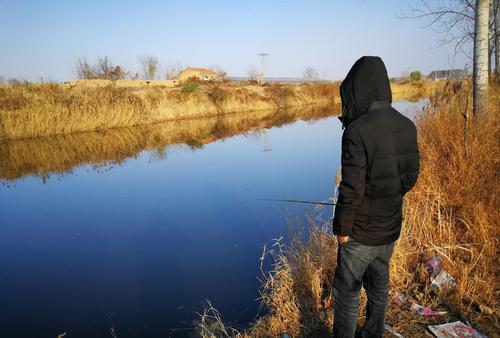 为什么河里水草多钓不到鱼,有水草一定要钓水草边吗