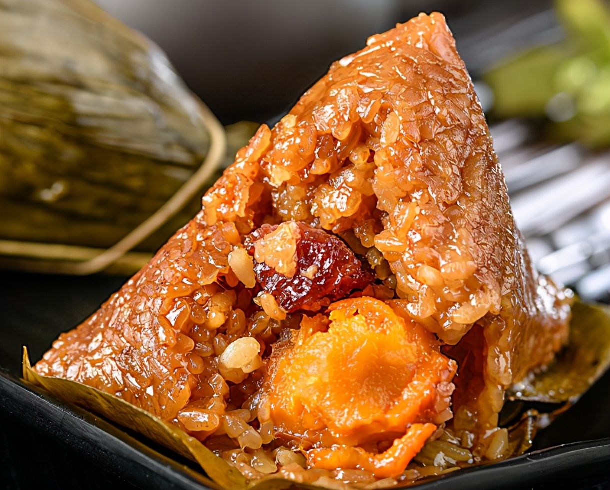 肉香粽子的家常做法,肉香蛋黄粽子