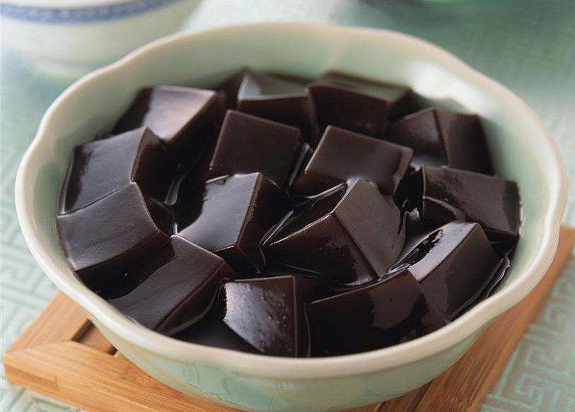 日本人吃龟苓膏,来中国第一次吃龟苓膏