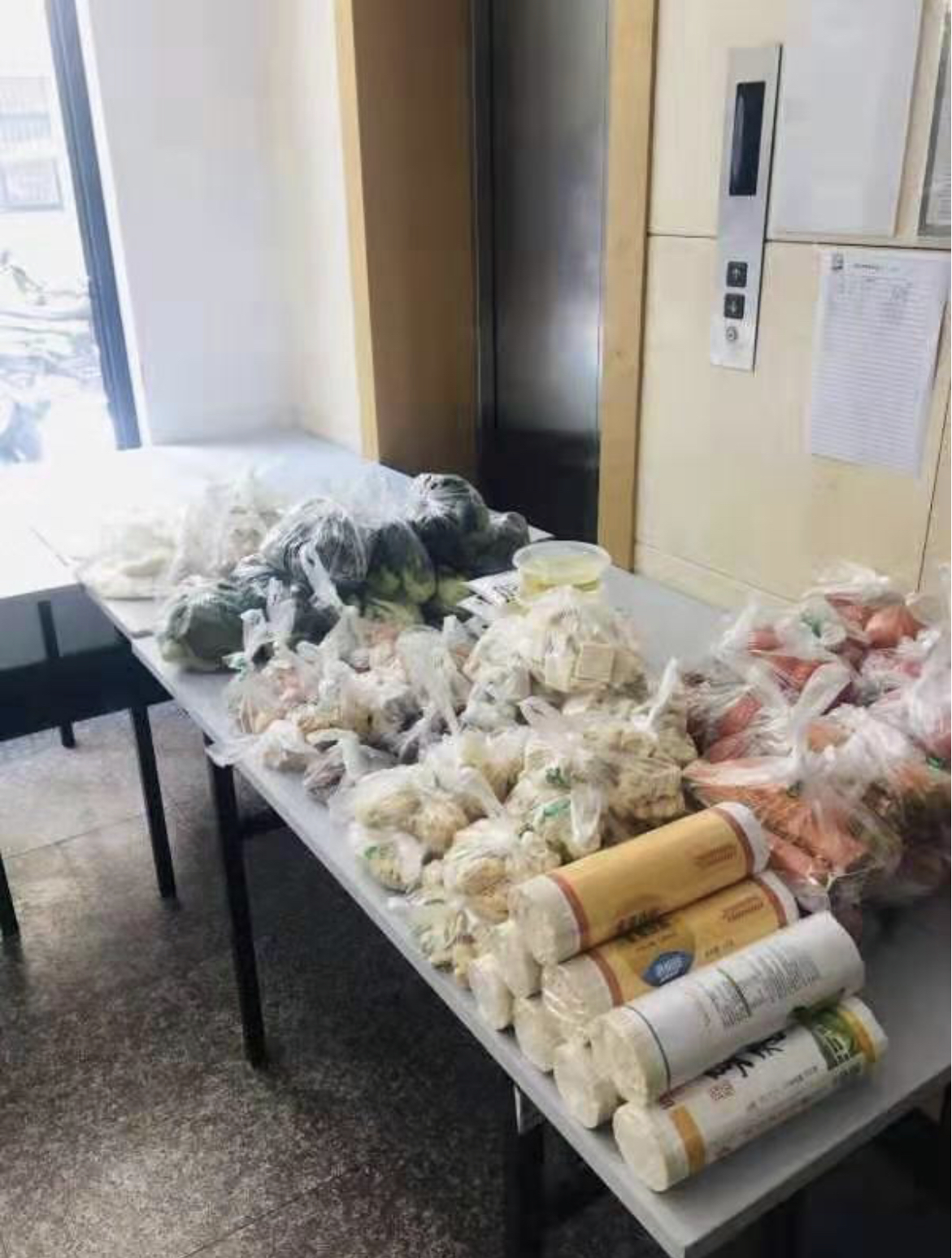 买口罩、代购、送餐…这所大学有这样一群冲在前面的“后勤兵”