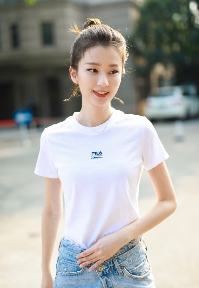 乔欣身穿紧身衣牛仔裤简约时尚,乔欣露脐t恤紧身牛仔裤穿搭