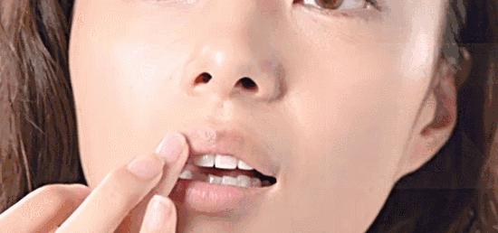 干燥的秋季如何拯救干裂的嘟嘟唇,精致女人保养的方法