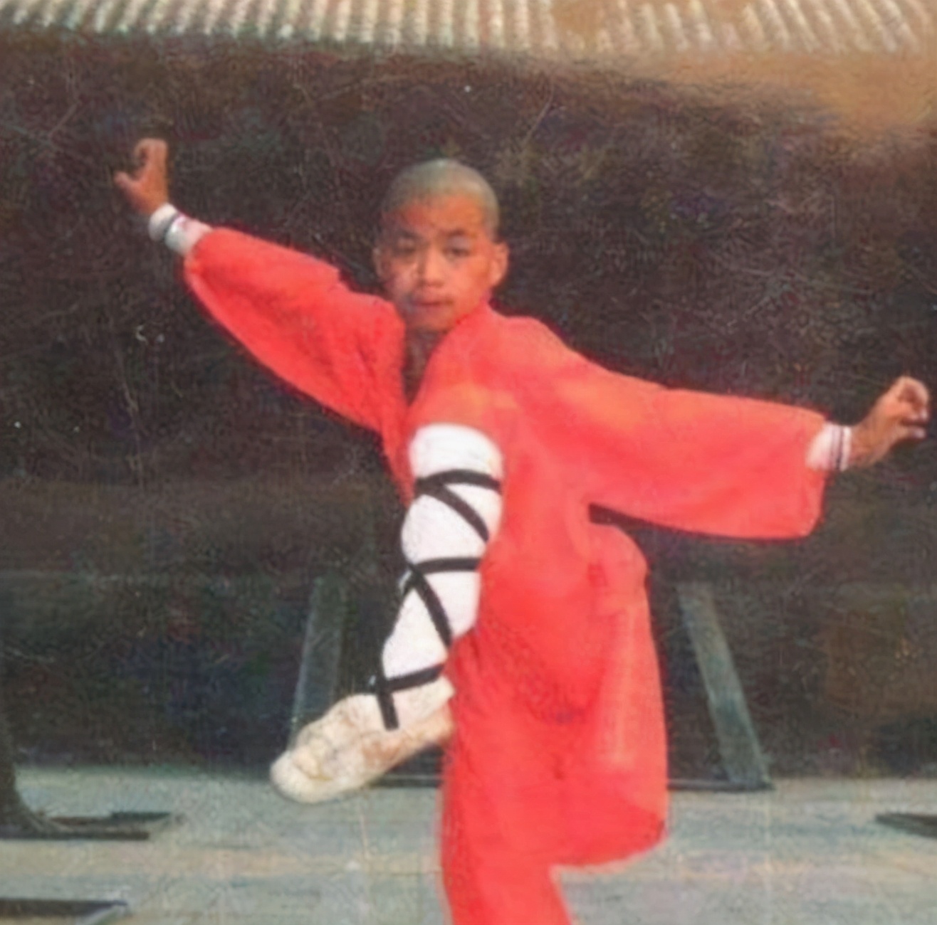 王宝强回归少林寺现场表演武功,王宝强重回少林寺练功场面