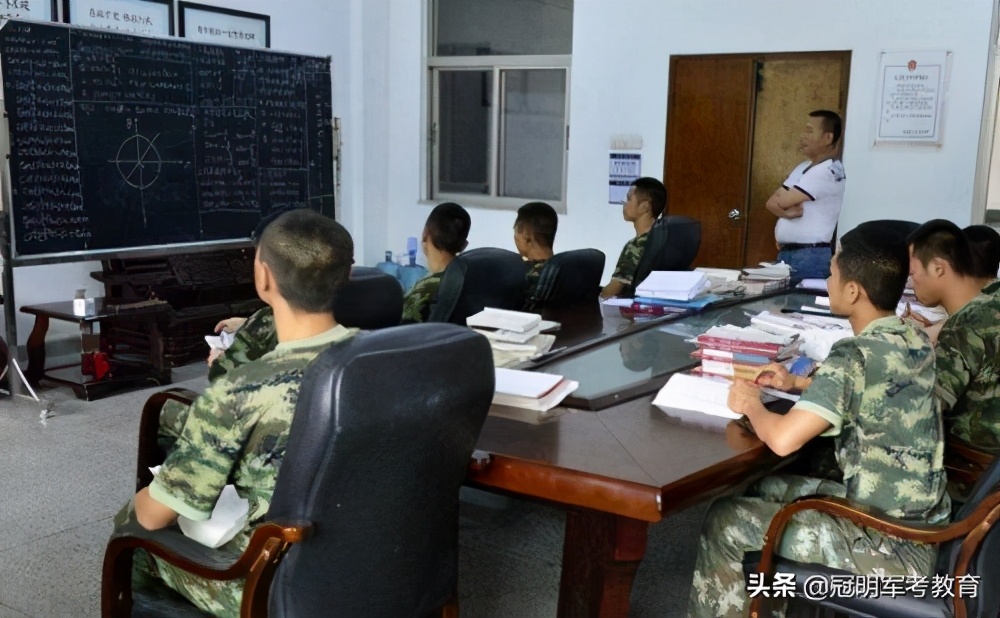 义务兵满服役期会强留吗,义务兵满两年想留下容易吗