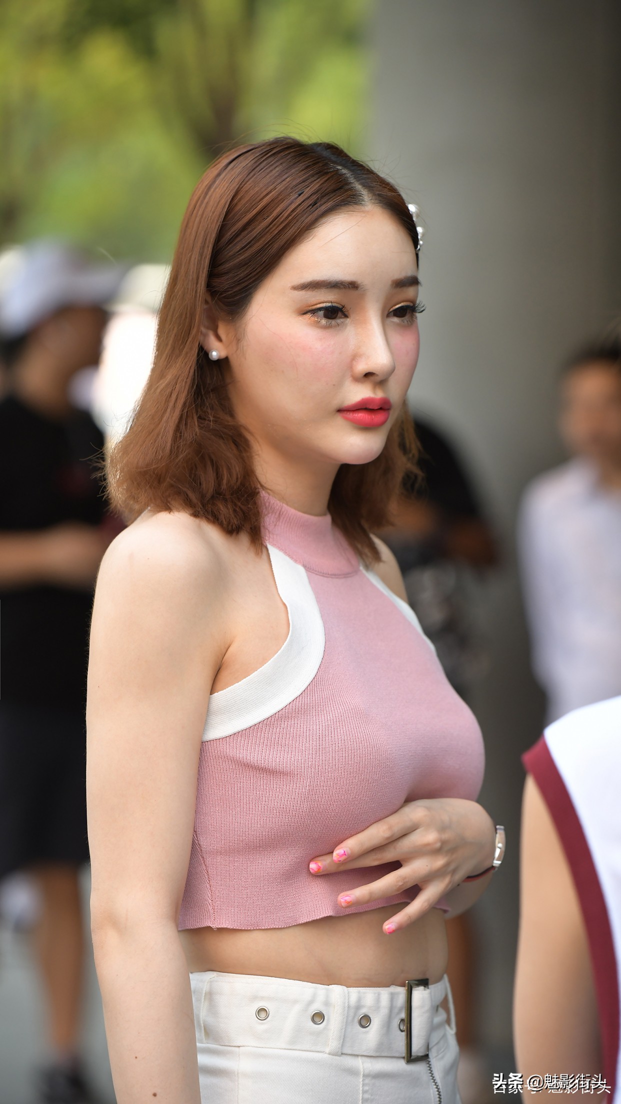 牛仔短裤高跟凉鞋,黑色长袖白色牛仔短裤长腿凉鞋