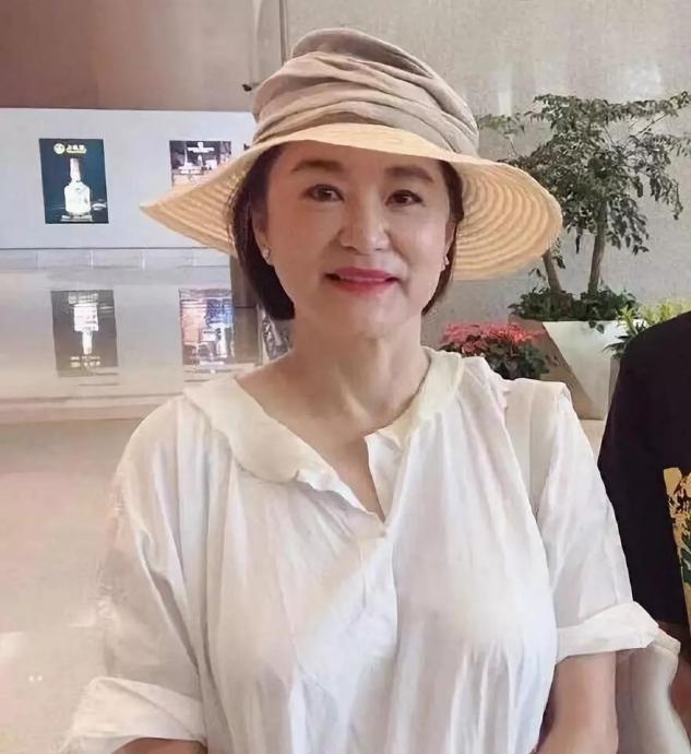 四五十岁的女人想要保持活力感，多穿这几款面料，显年轻十几岁