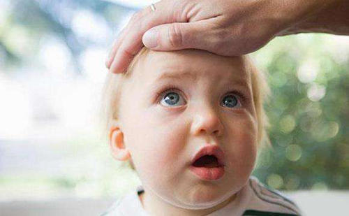 小孩摔出皮下血肿怎么处理,孩子头部摔了有血肿软的