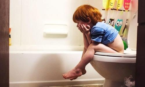孩子经常在幼儿园拉裤子,家长很头疼,搞清楚原因很关键