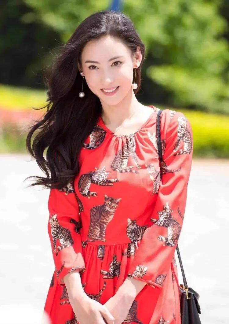 张柏芝大胆挑战“露胃装”，这造型一般人hold不住