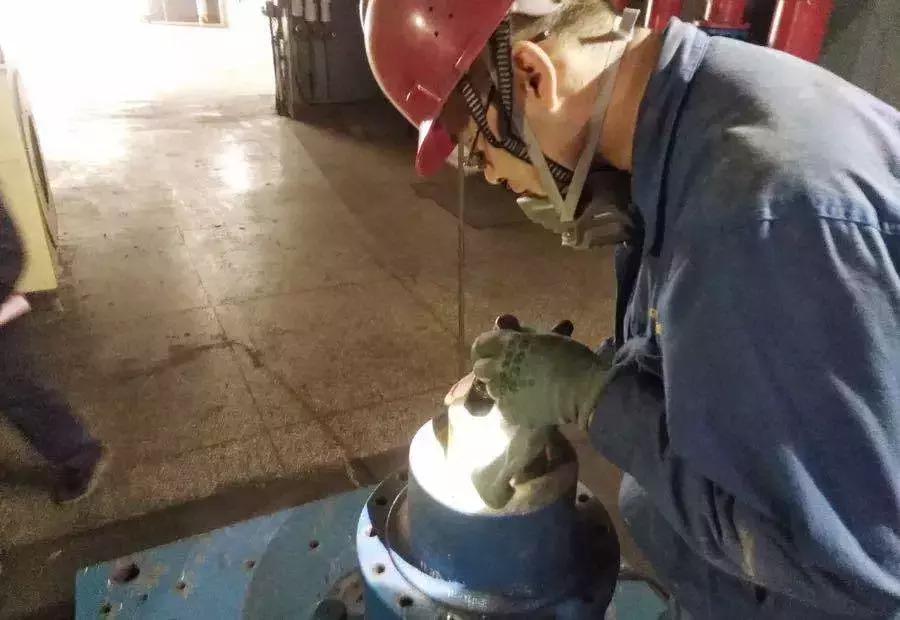 「乌斯太热电厂」“晒”出电力检修人韩强