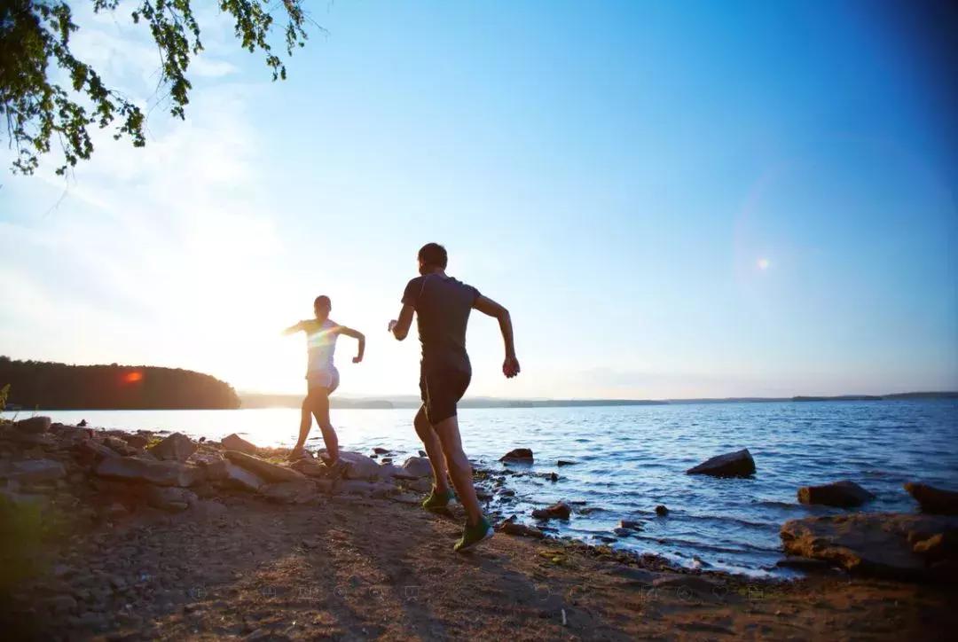 跑步脚步沉重怎么改,跑步时小腿沉重僵硬