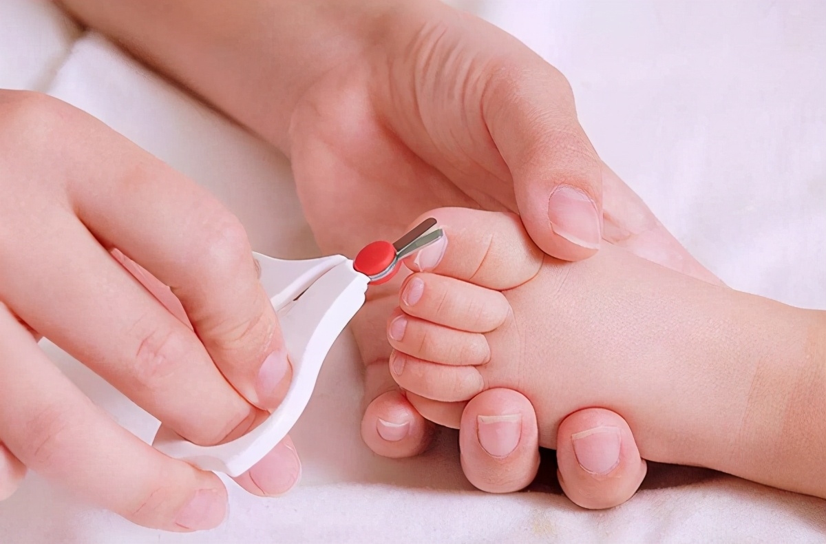 新生儿能给剪指甲么,刚出生的婴儿自己抓破脸部