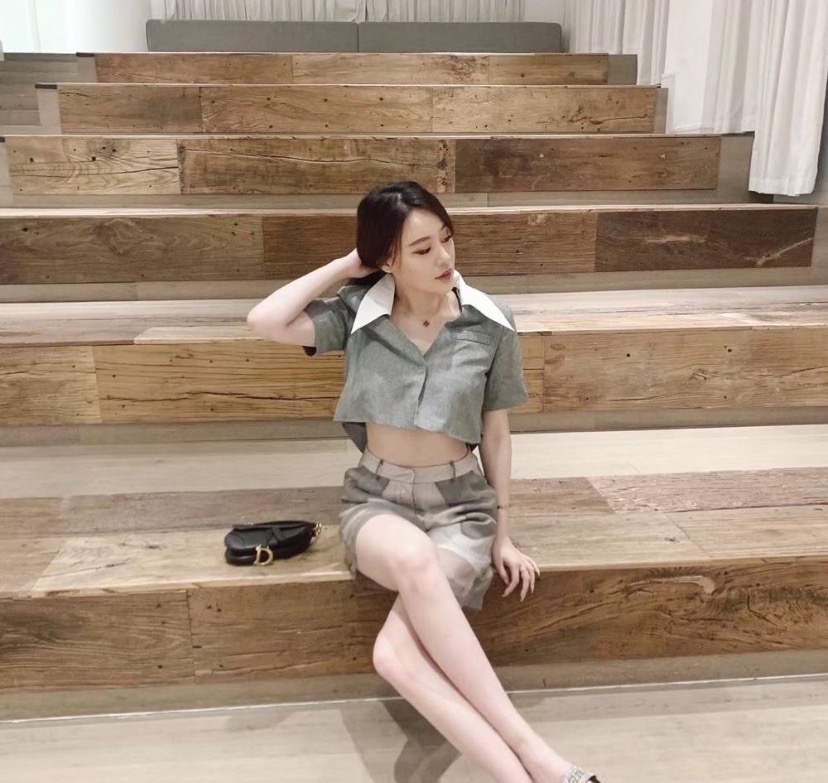 她是中国足球先生女儿，颜值高身材美，肚脐装饰更是吸粉无数