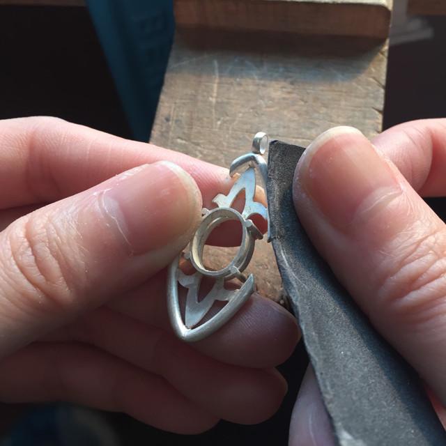 高端的石榴石宝石,石榴石是一种石榴籽般的晶体