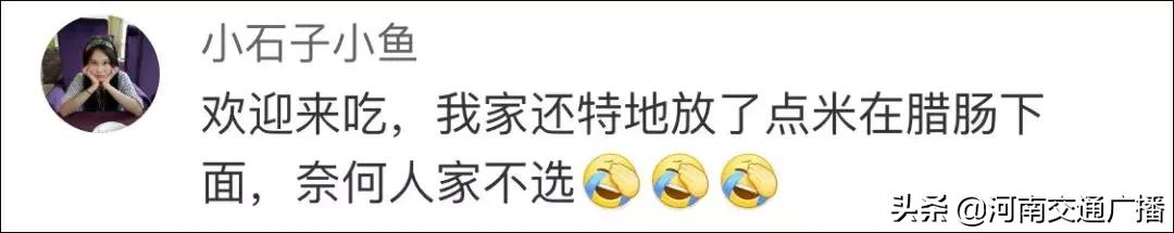 鸟儿偷吃香肠腊肉,香肠腊肉挂外面被鸟吃