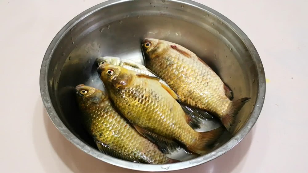 炖鱼去腥只需三种调料,炖鱼去腥的方法