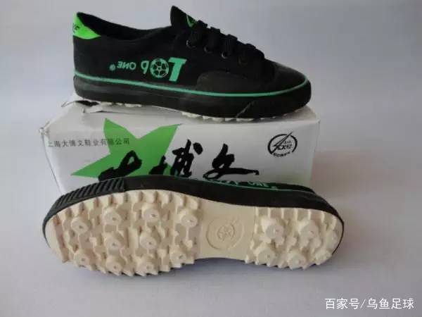 小时候黑绿色三球足球鞋,小时候的足球鞋