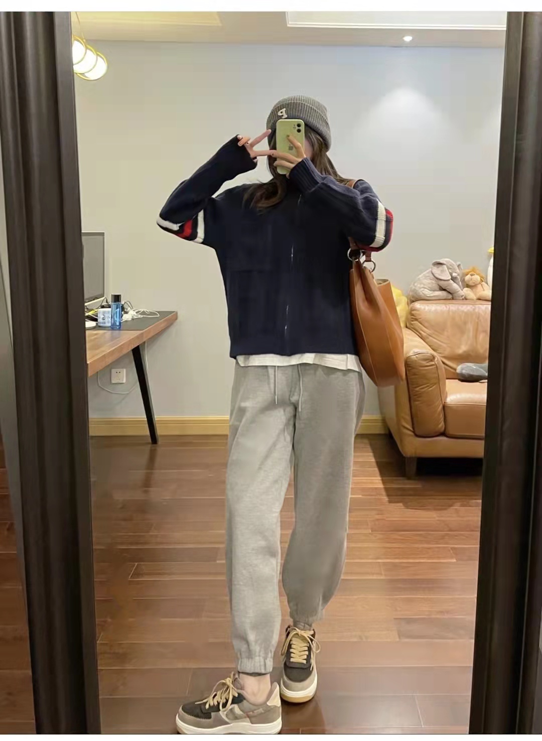 男生冬天灰色裤子配什么,男士冬天灰色上衣搭配什么裤子