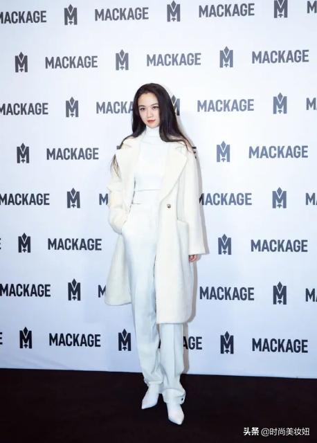 汤唯身材真丰满，穿深V衬衫配半身裙真空上阵，“夹腿坐”真养眼