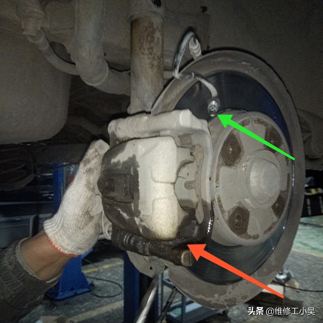 标致408刹车油液位传感器在哪里,标致408换刹车油壶感应器