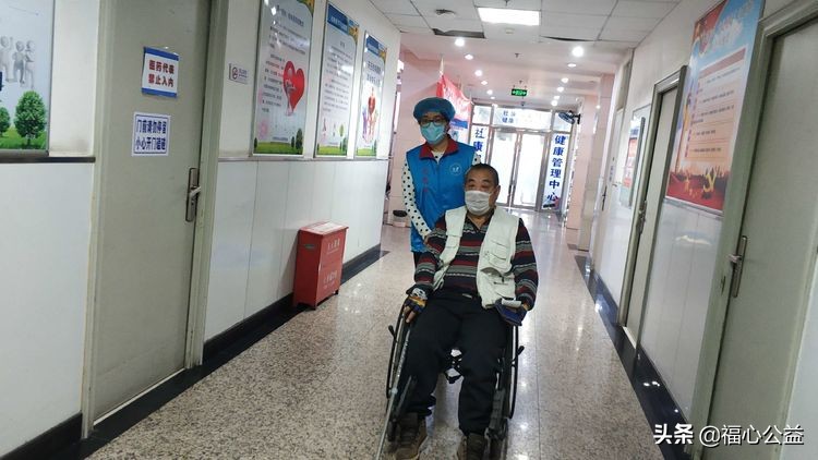 医院志愿者服务队,医院志愿者坚持上岗