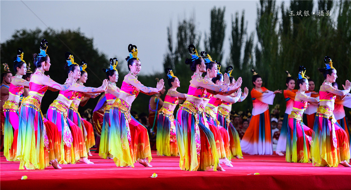 在敦煌跳敦煌舞,跳敦煌的舞蹈服