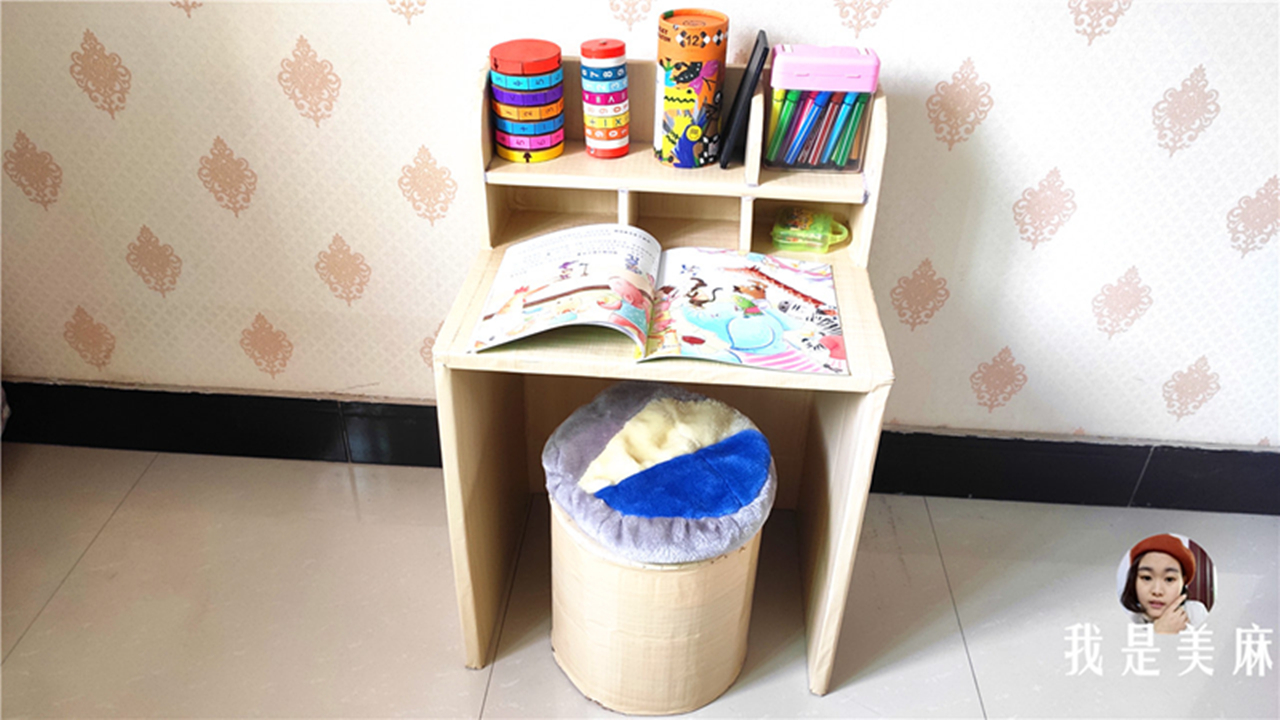 儿子用废纸箱做的手工,爸爸给孩子制作书桌