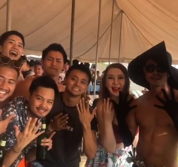 日本富婆穿皮草狂买奢侈品炫富,包包一次背三个,钻戒要戴超大号