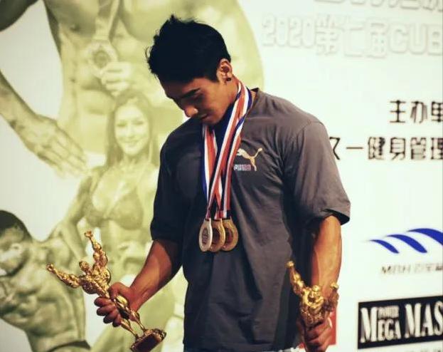 正太脸金刚身，36岁重庆小伙的肌肉身材太惹眼，保养的太好了