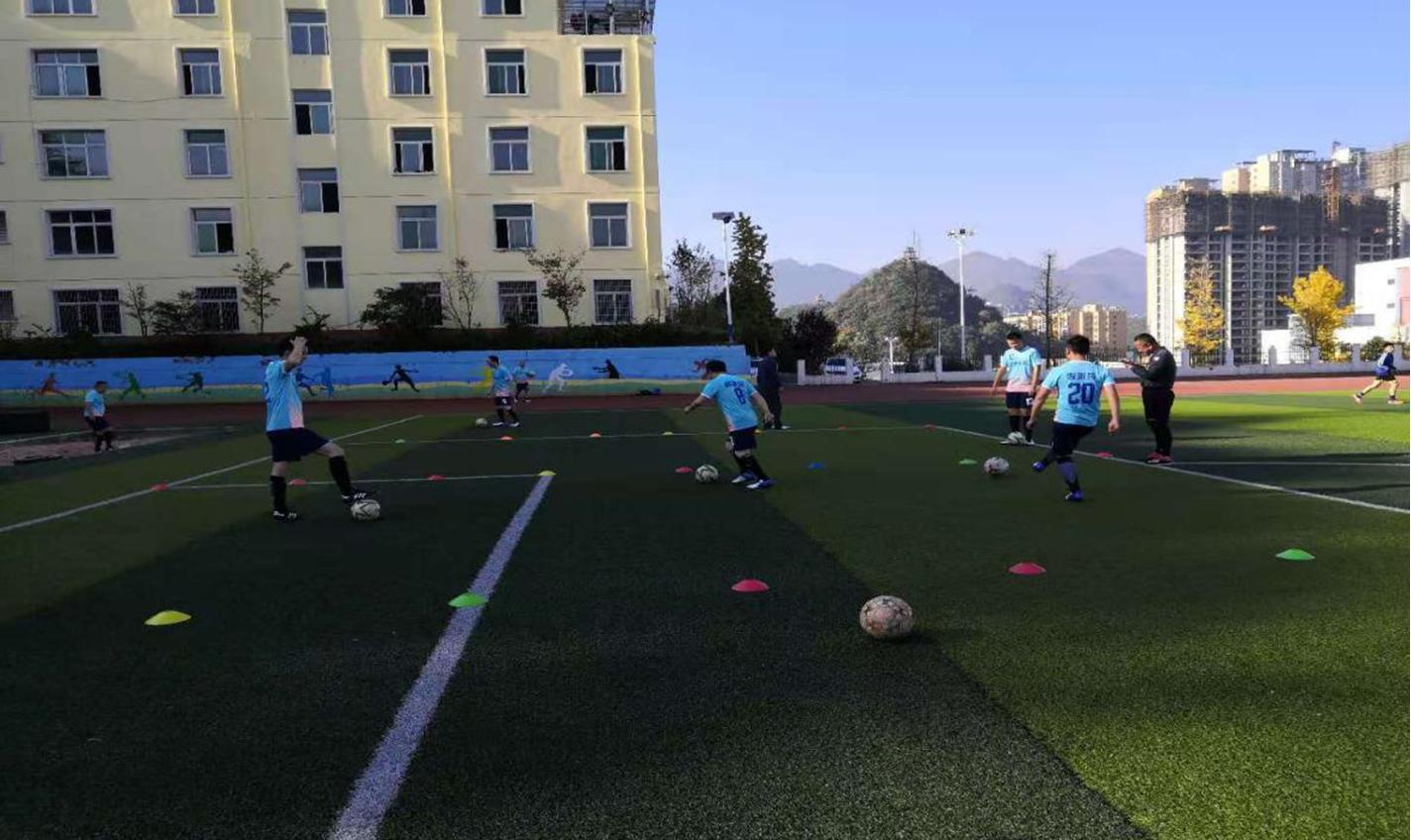 足球基本功展雄风,足球比赛团结就是力量