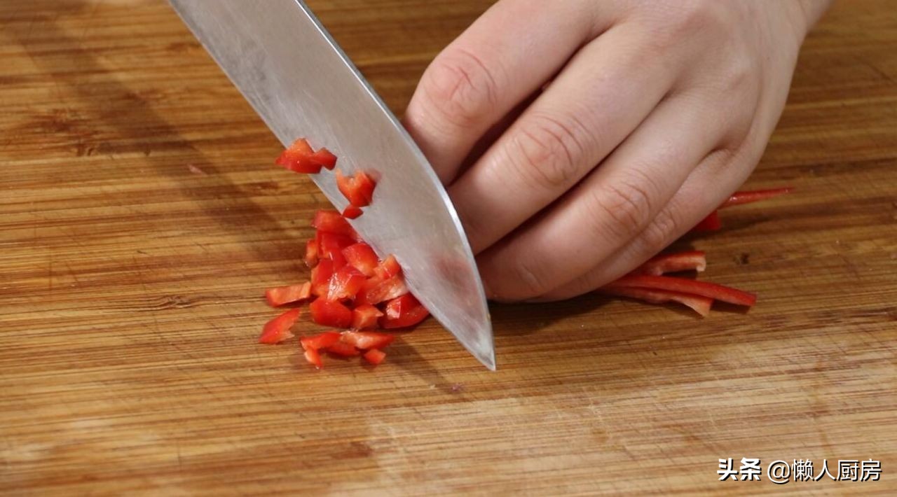 红烧泥鳅不放辣椒的家常做法视频,不放辣椒教你泥鳅鱼怎样烧才好吃