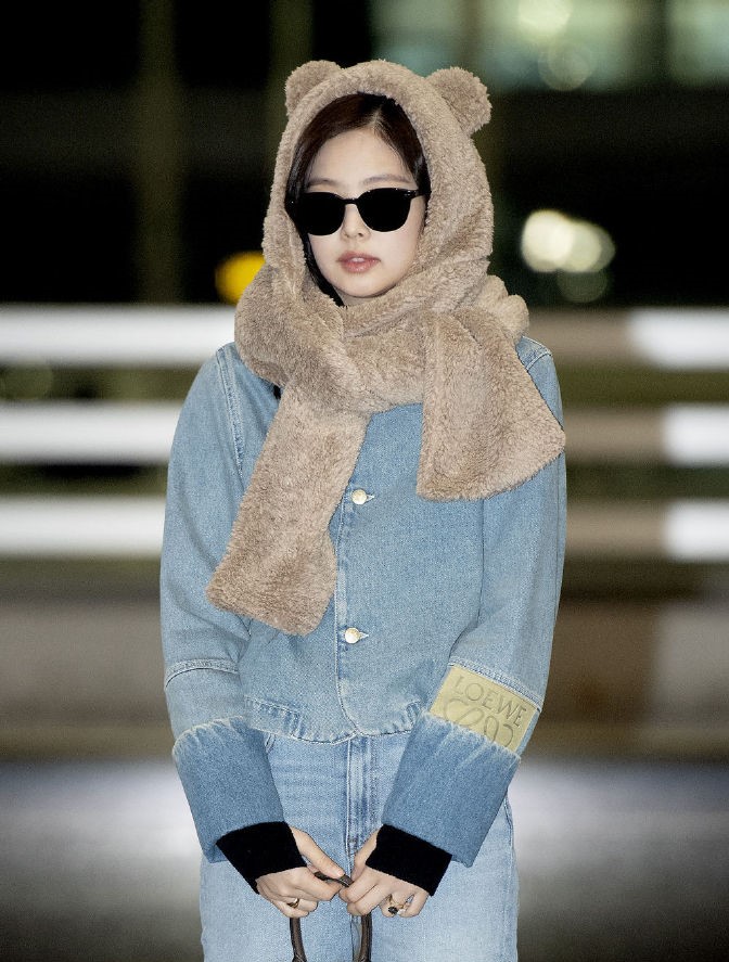 jennie穿的帆布鞋,jennie蓝色牛仔外套