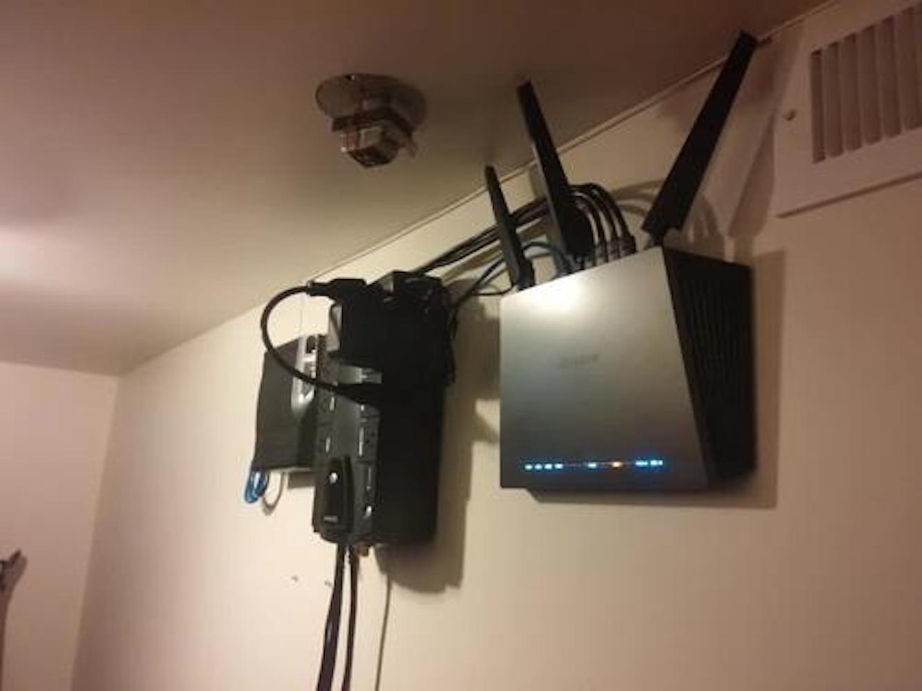 路由器旁摆放三样物品，百兆宽带变“龟速”，你做错了吗