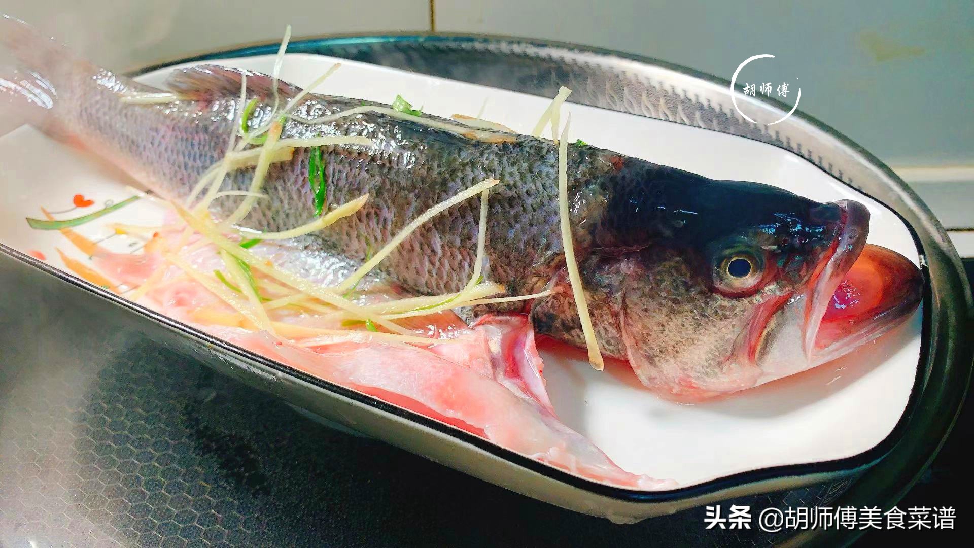 清蒸鱼正确做法用老抽还是生抽好,清蒸鱼里面要不要放蚝油