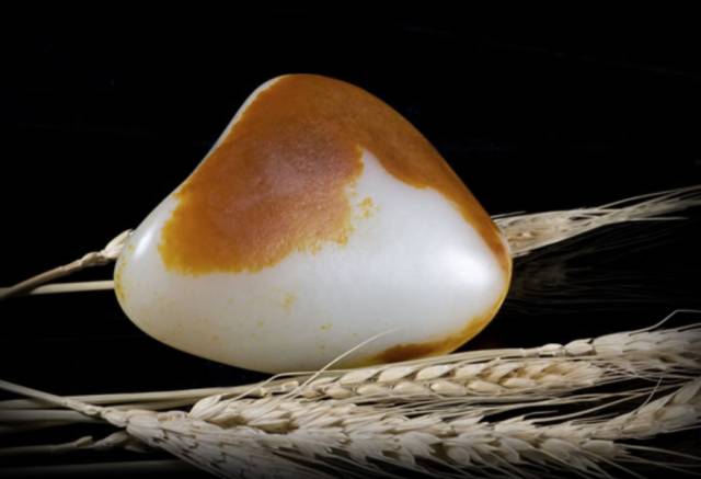 顶级和田羊脂白玉多少钱一克,精品和田玉籽料原石价值八十万