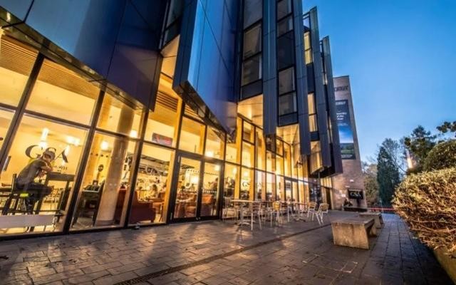 英国学校的黑暗！女生被摸胸、脱衣表演，上着课都能被老师性侵